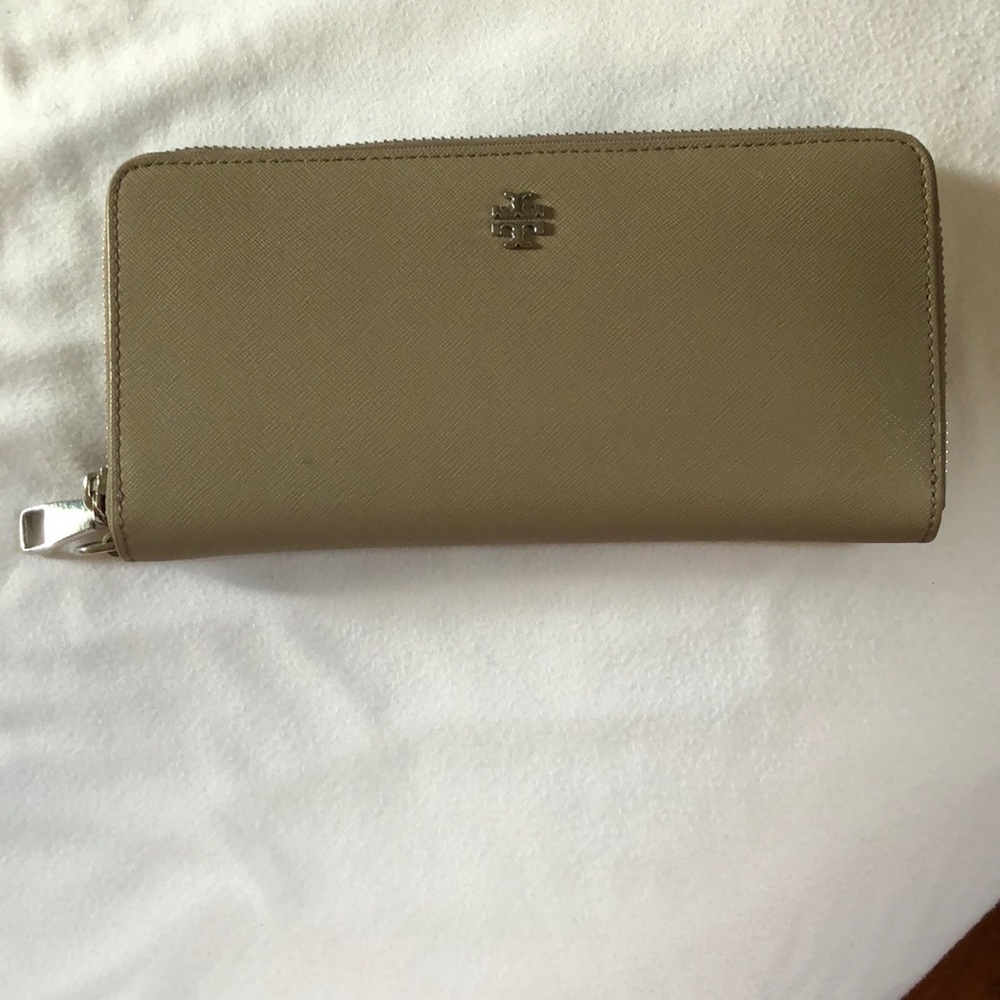 Tory Burch
ROBINSON PASSPORT CONTINENTAL WALLET